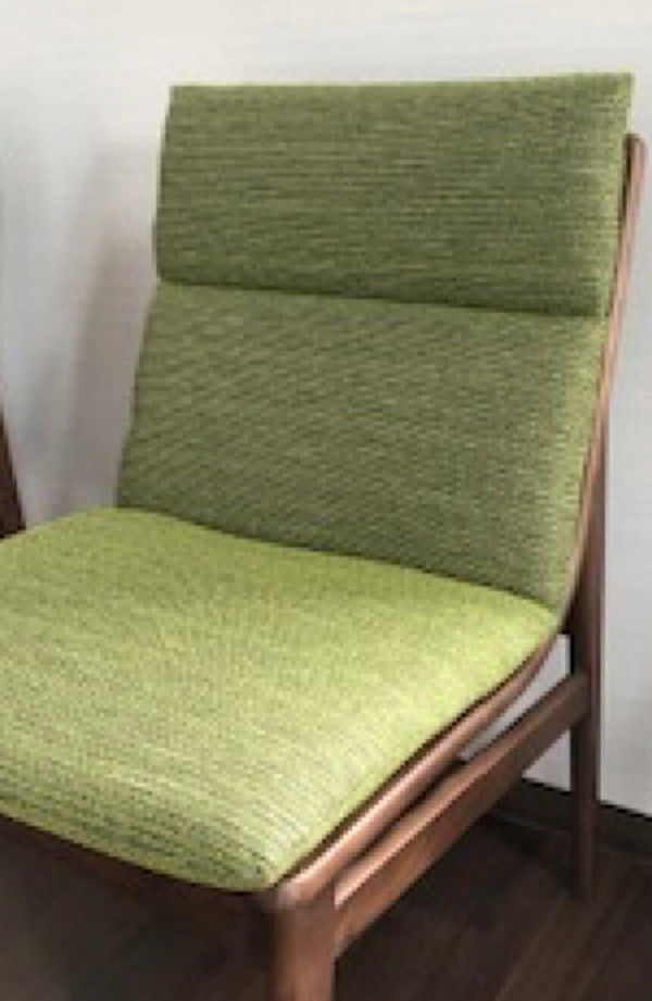 銀をいれた布のソファ