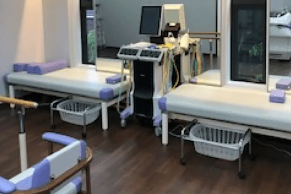 リハビリ室：施術ベッドと低周波機器